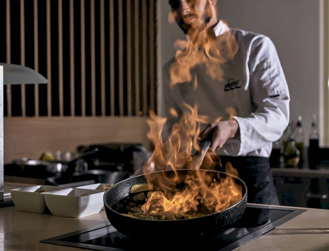 Koch im Pilot Beach Resort kocht mit Feuer