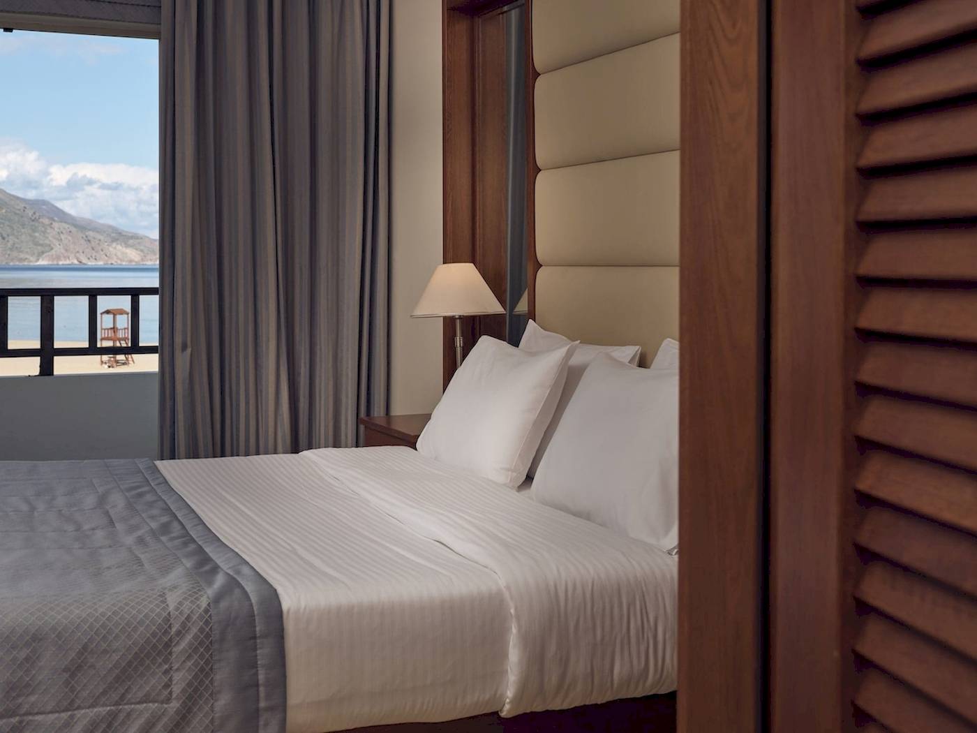 Hotelzimmer im Pilot Beach Resort mit einem Bett und Blick auf das Meer.