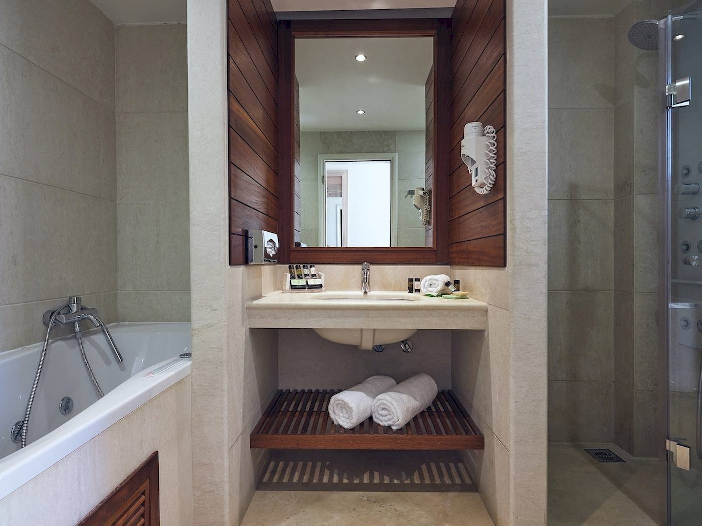 Badezimmer im Pilot Beach Resort mit Badewanne, Waschbecken und Dusche.