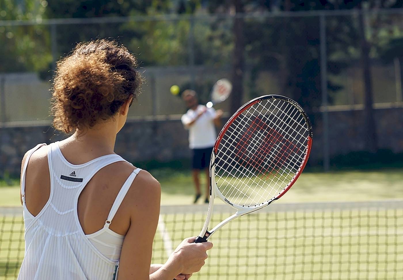 Tennisspieler im Pilot Beach Resort