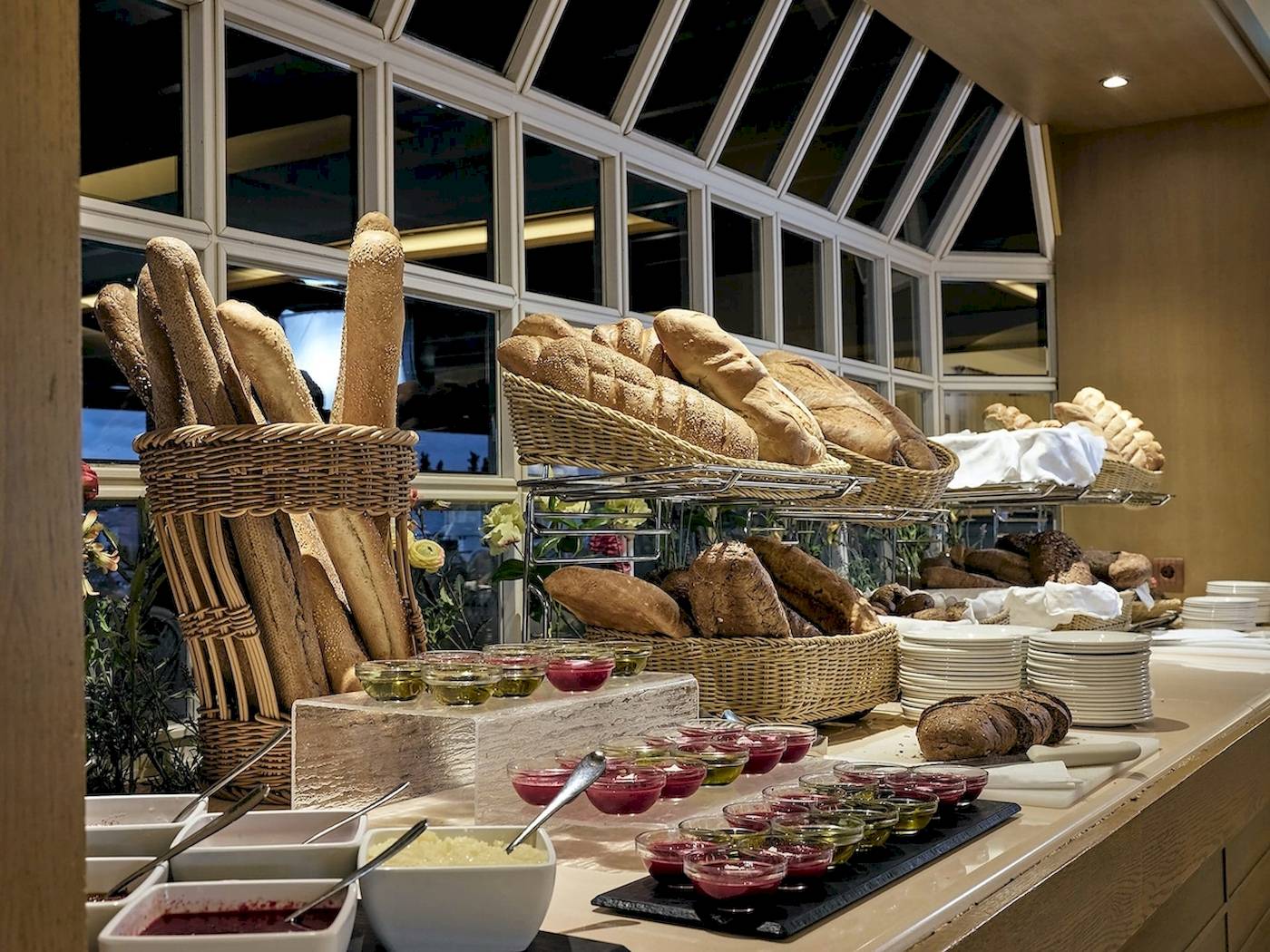 Frühstücksbuffet im Pilot Beach Resort mit Brot, Aufschnitt, und Beilagen.