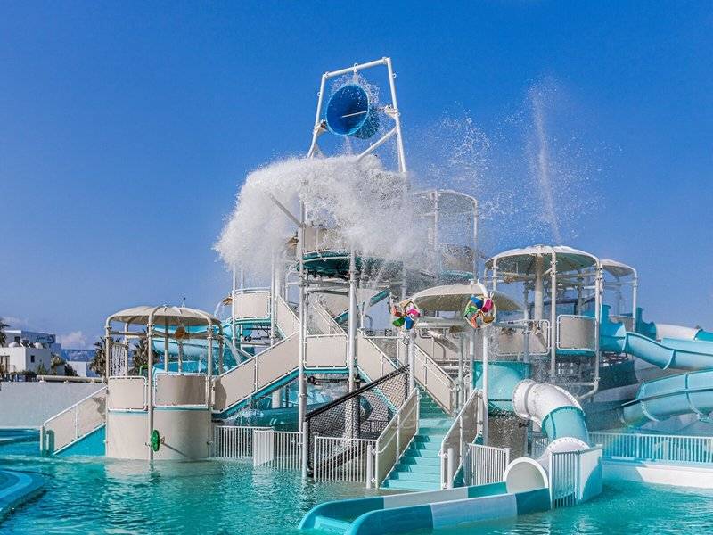 Wasserpark im Mare Paphos Hotel mit Rutschen und Wasserfontaenen