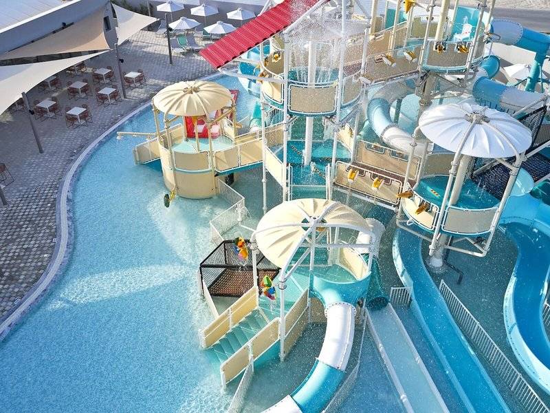 Luftaufnahme des Wasserparks im Mare Paphos Hotel mit Rutschen und Pools