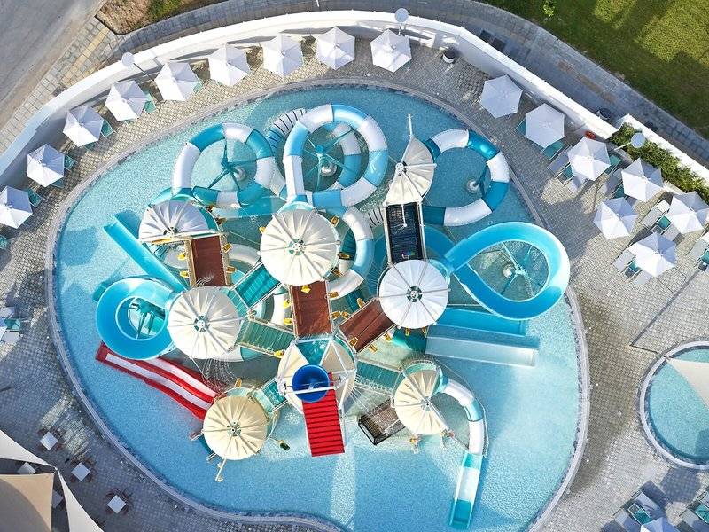 Luftaufnahme des Mare Paphos Wasserparks mit verschiedenen Wasserrutschen und Sitzbereichen.