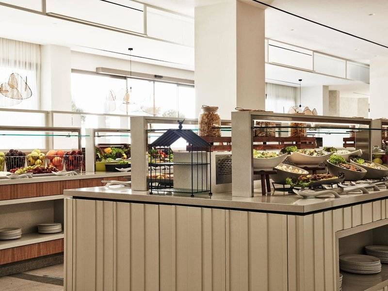 Buffetbereich im Mare Paphos Hotel mit verschiedenen Salaten und Früchten.