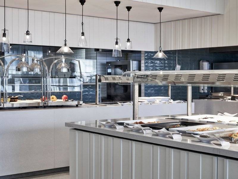 Innenbereich des Speisebereichs im Mare Paphos Hotel mit Buffet-Tischen und Hängelampen.