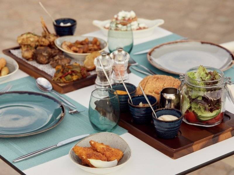 Frühstücksbuffet im Mare Paphos Hotel mit verschiedenen Gerichten und Salaten.