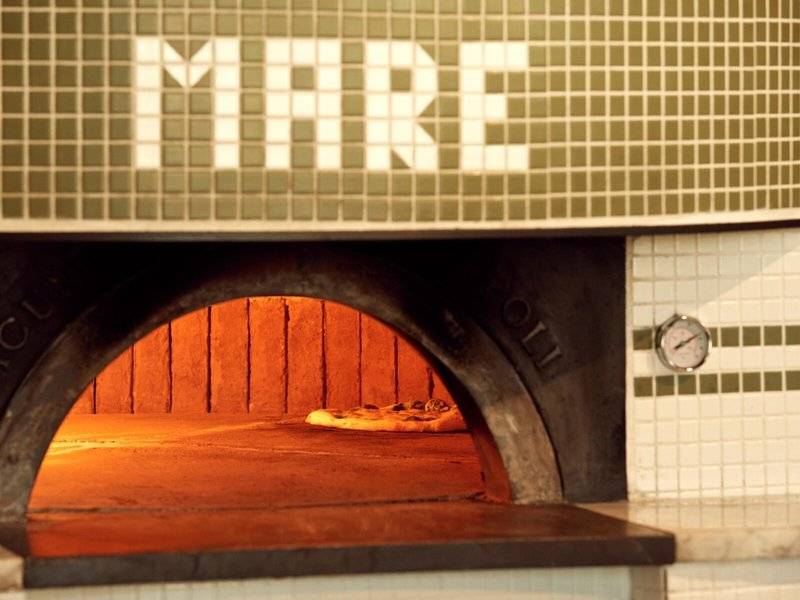 Pizza im Ofen des Mare Paphos Hotels