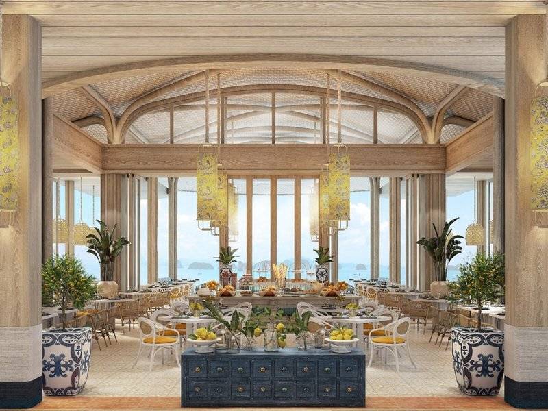 Innenansicht des Frühstücksraums im Anantara Koh Yao Yai Resort und Villas mit hängenden Lampen und Blick auf das Meer.