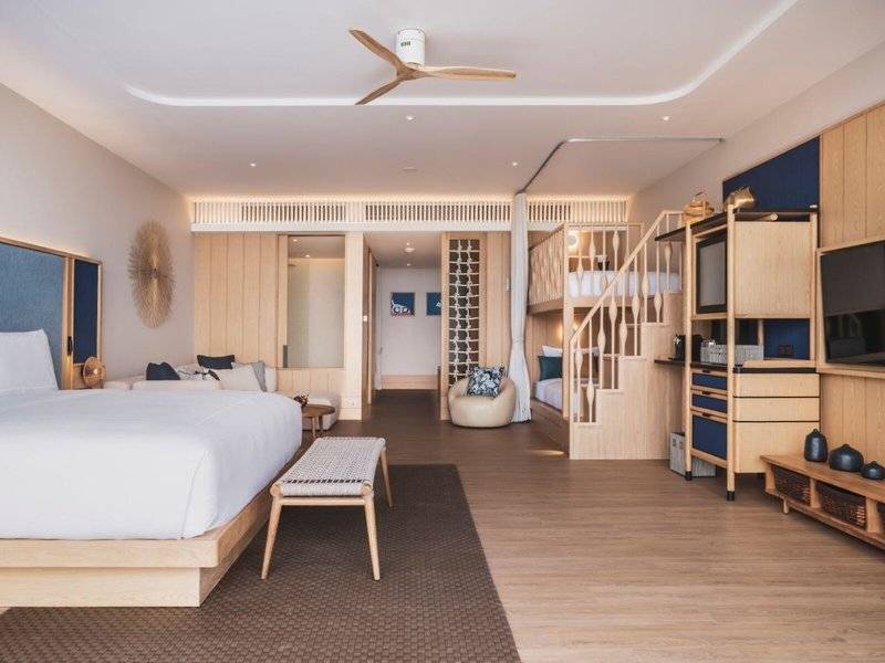 Inneneinrichtung des Anantara Koh Yao Yai Resort und Villas mit einem Schlafzimmer, Wohnzimmer, Essbereich und Treppe.