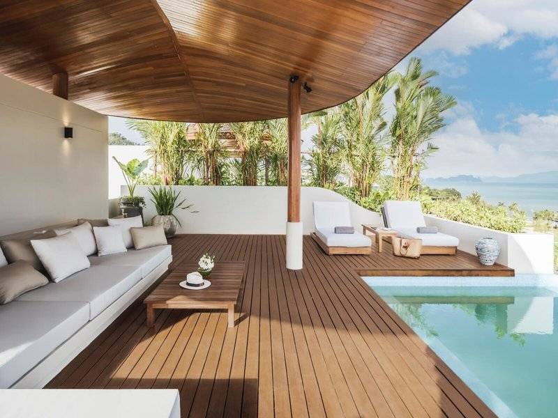 Terrasse des Anantara Koh Yao Yai Resorts mit Pool und Aussicht auf das Meer.