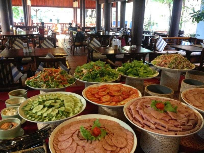 Buffet im Hotel Novela Muine Resort & Spa mit verschiedenen Salaten, Gemüse und Fleischplatten.
