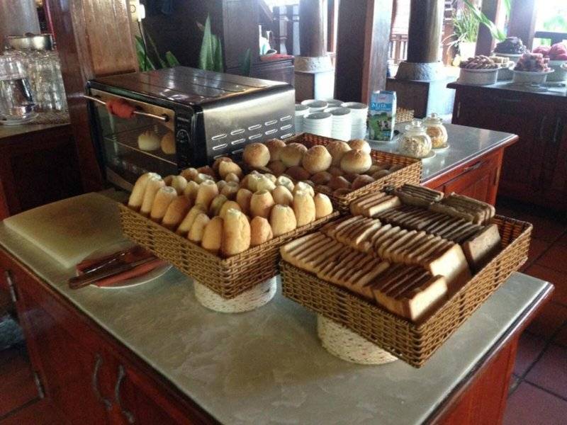 Frühstücksbuffet im Novela Muine Resort mit Brötchen, Toast und Brot