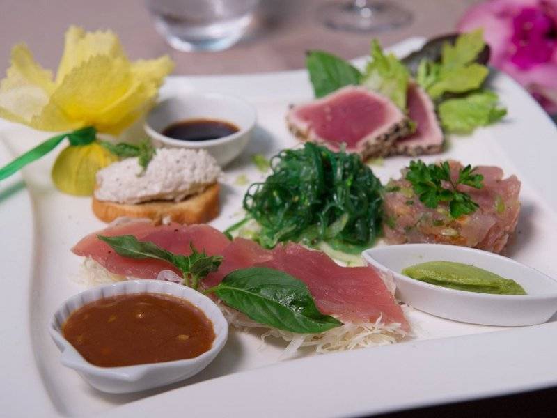 Fischplatte von Le Bora Bora by Pearl Resorts mit verschiedenen Fischsorten und Beilagen.