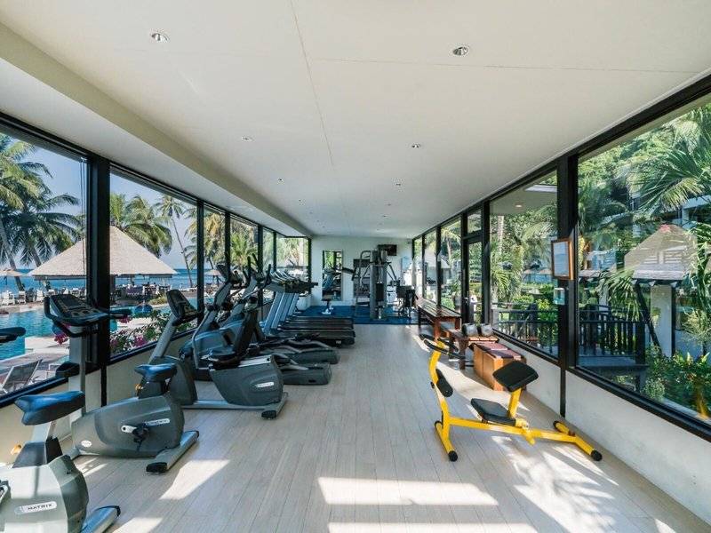 Fitnessstudio im KC Grande Resort Koh Chang mit Blick auf den Pool und das Meer