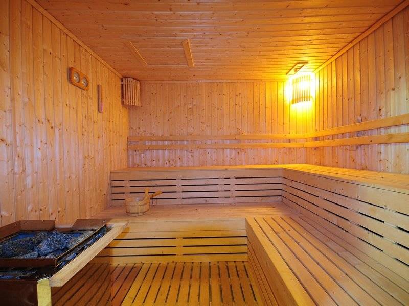 Innenansicht der Sauna im KC Grande Resort Koh Chang mit Holzbänken und einer Holzschale