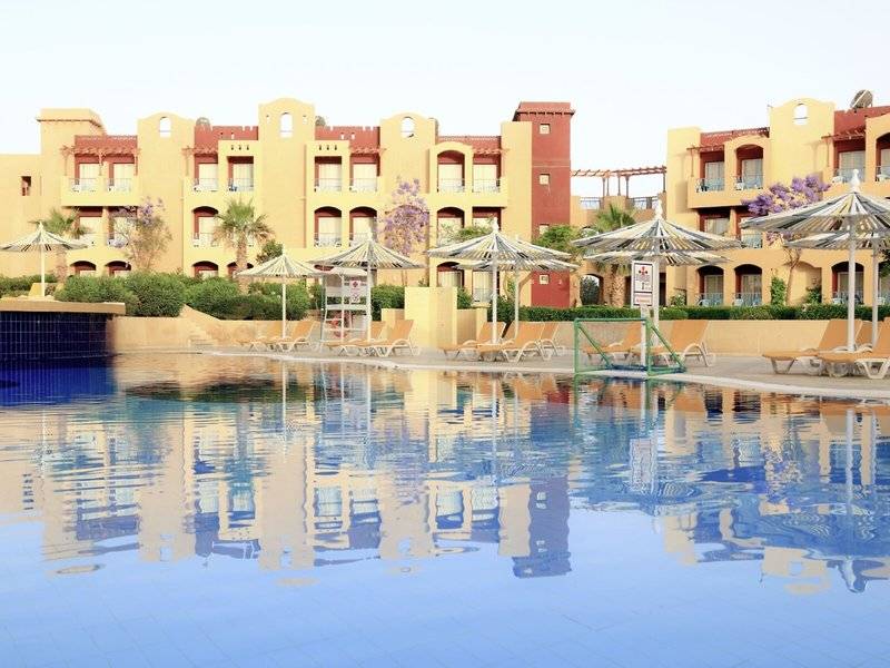 Poolbereich des Lemon & Soul Garden Makadi Hotels mit Sonnenschirmen und Liegestühlen.