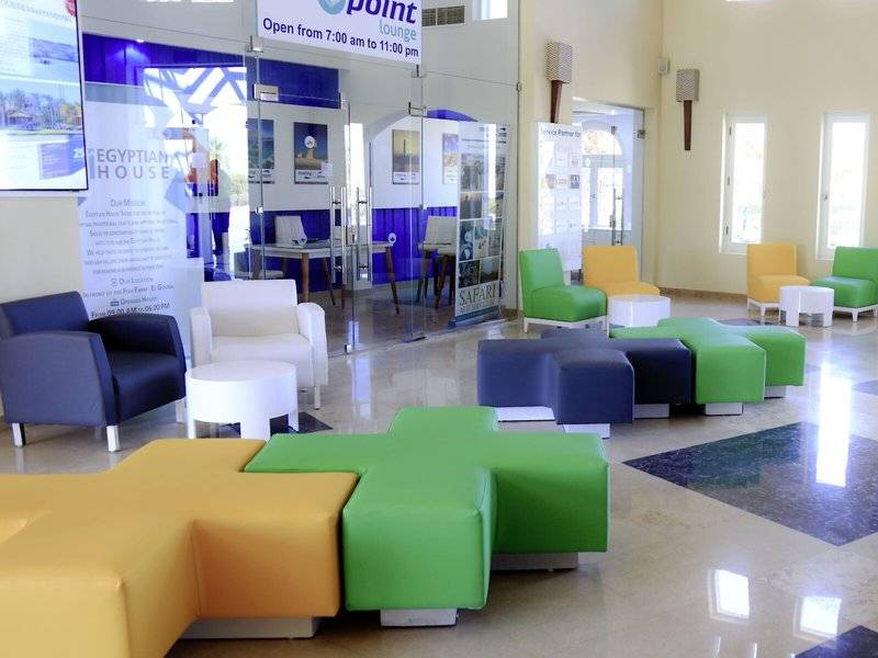 Lobby des Lemon & Soul Garden Makadi Hotels mit bunten Sofas und Tischen.