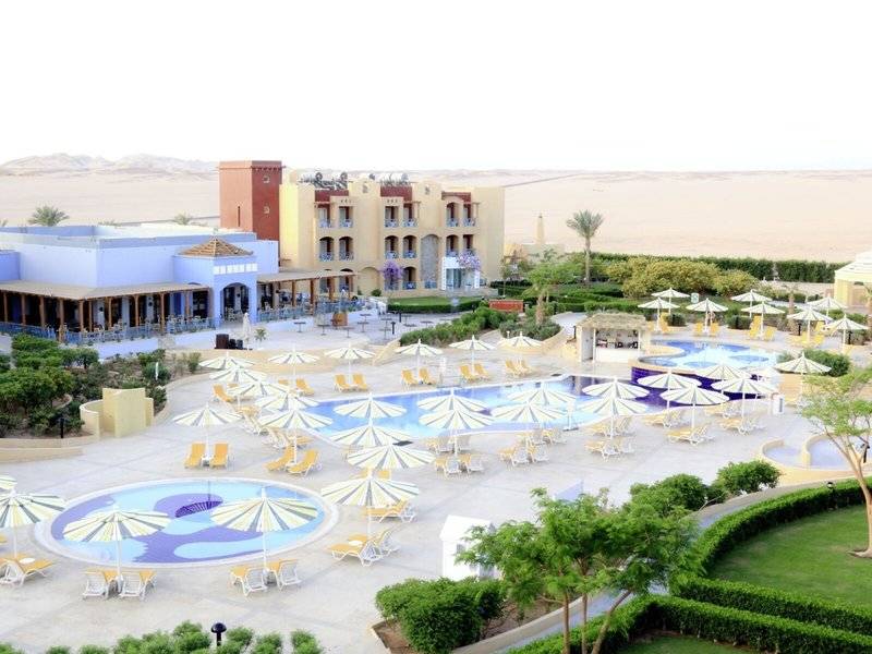 Luftaufnahme des Lemon & Soul Garden Makadi Resorts mit Swimmingpools, Sonnenschirmen und Liegen.