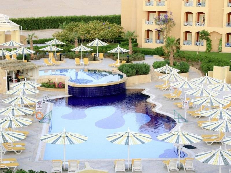 Poolbereich des Lemon & Soul Garden Makadi Hotels mit Sonnenschirmen und Liegestühlen.