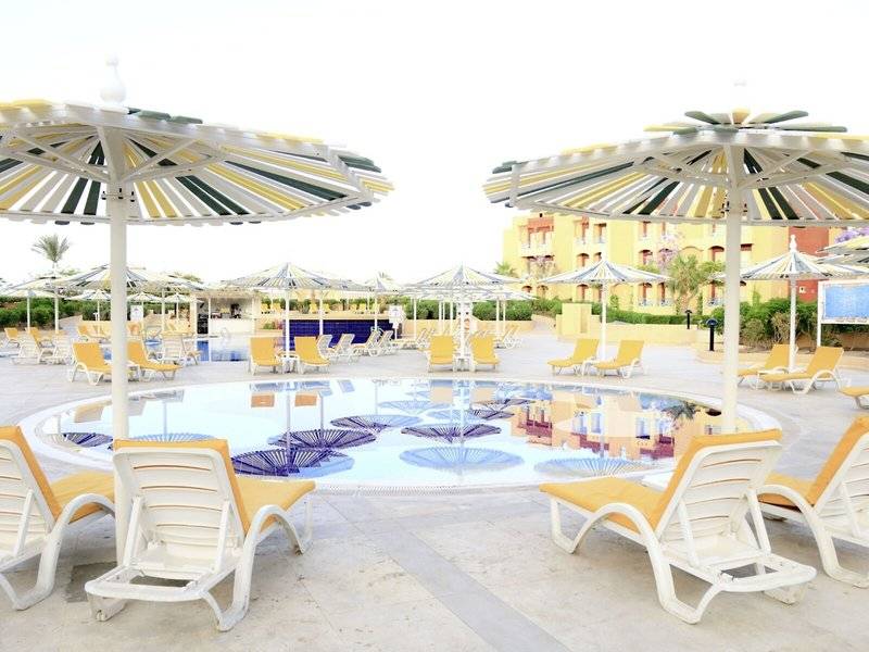 Außenpool des Lemon & Soul Garden Makadi mit Sonnenliegen und Sonnenschirmen.