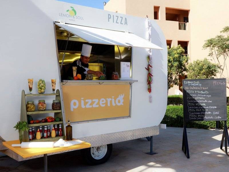 Koch in der Pizza-Truck des Lemon & Soul Garden Makadi Hotels