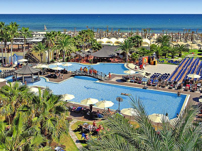 Luftaufnahme des Paradis Palace Hotels mit Swimmingpool, Palmen und Strand