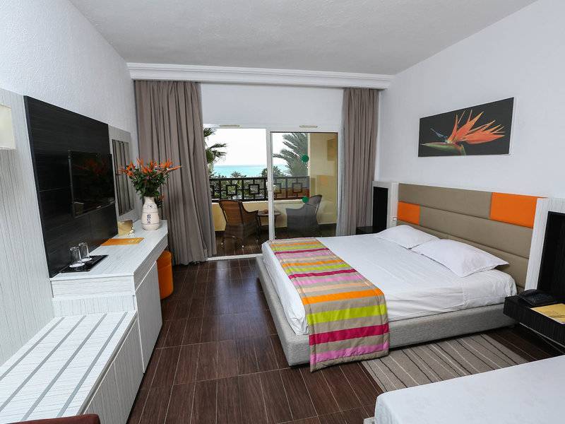 Doppelzimmer im Paradis Palace Hotel mit Meerblick und moderner Einrichtung.