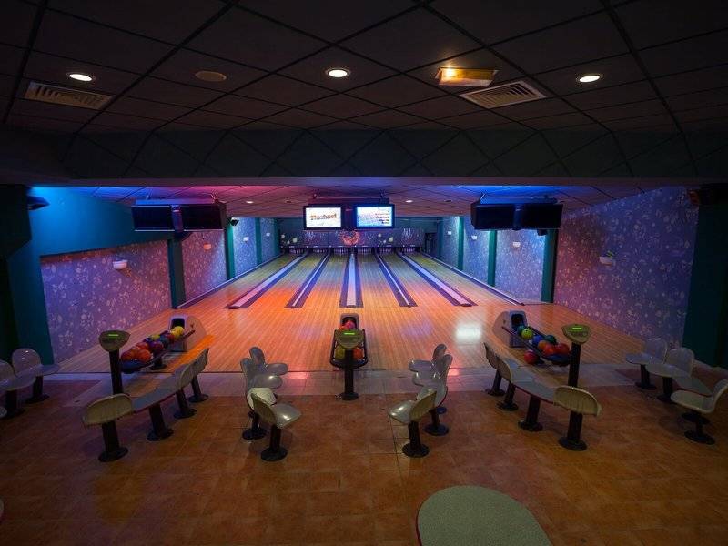 Bowlingbahn mit Bowlingkugeln, Bowlingbahnen und Sitzen in einem Hotel.