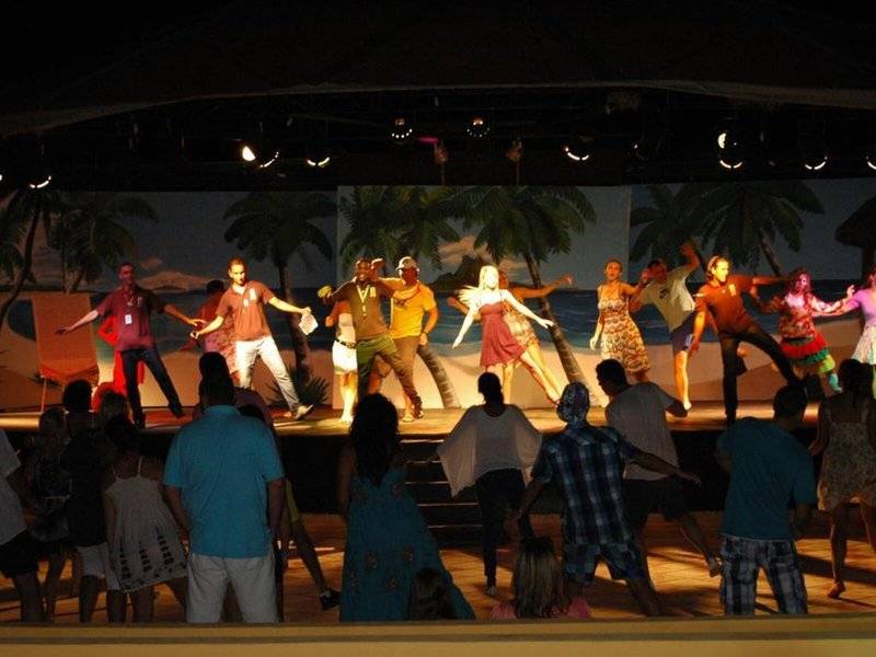 Gruppe von Tänzern auf der Bühne im Nour Palace Resort & Thalasso.