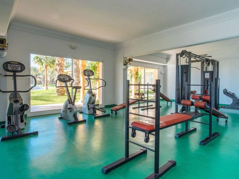 Fitnessstudio im Iberostar Waves Averroes Hotel mit grünem Boden und Geräten
