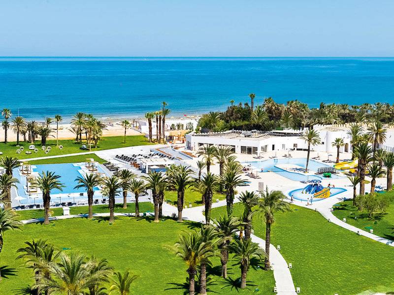 Luftaufnahme des JAZ Tour Khalef Resorts mit Swimmingpools, Palmen und Meer im Hintergrund.