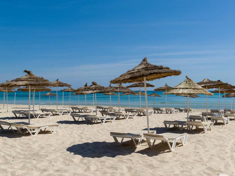 Strand mit Sonnenliegen und Sonnenschirmen im JAZ Tour Khalef Hotel