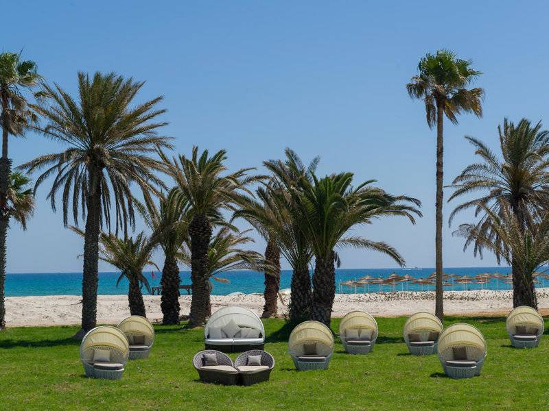 Strand mit Sitzgelegenheiten im Freien im JAZ Tour Khalef Hotel