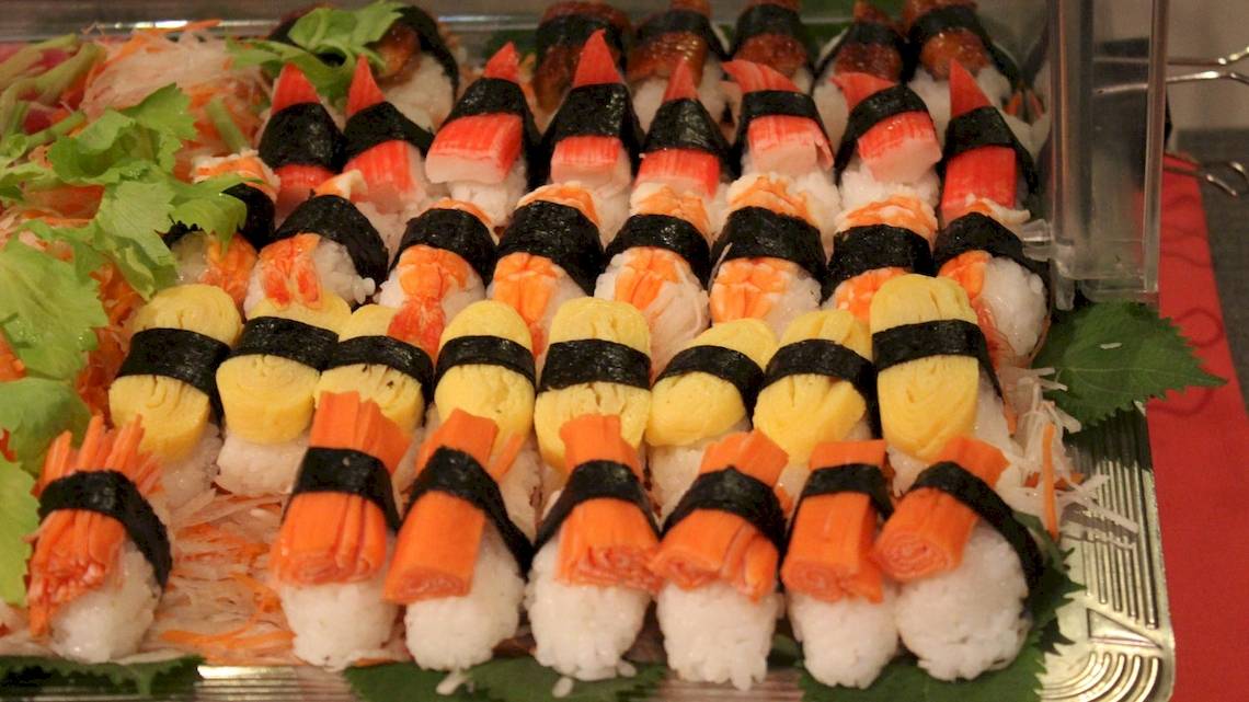 Sushi-Buffet im Banana Fan Sea Resort mit verschiedenen farbigen und gefüllten Sushi-Rollen.