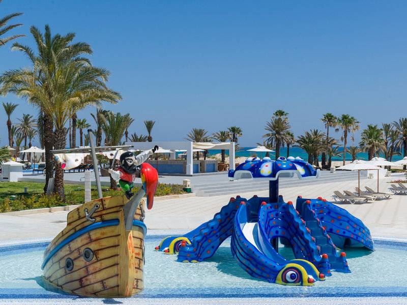 Wasserpark im JAZ Tour Khalef Hotel mit Piratenschiff und Oktopusrutsche am Pool
