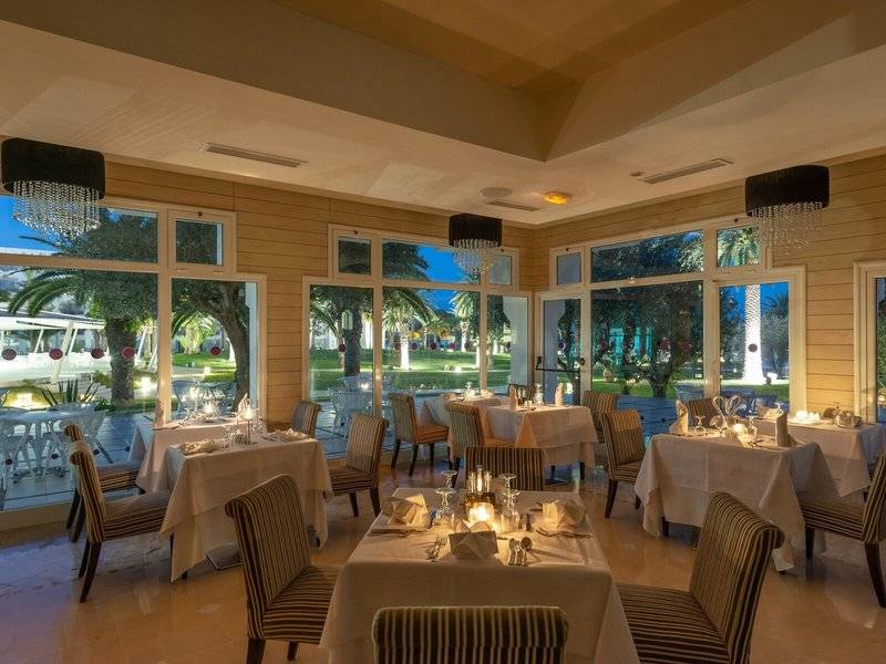 Innenansicht des Restaurants des JAZ Tour Khalef Hotels mit großen Fenstern und gedeckten Tischen.