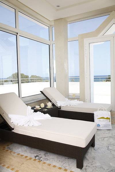 Loungebereich im Hotel JAZ Tour Khalef mit Blick auf das Meer.