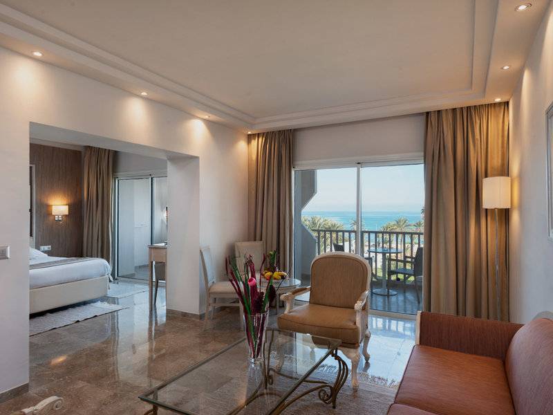 Innenansicht einer Suite im JAZ Tour Khalef Hotel mit Blick auf das Meer.