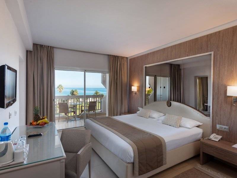 Hotelzimmer im JAZ Tour Khalef mit Meerblick, Balkon und modernen Annehmlichkeiten.