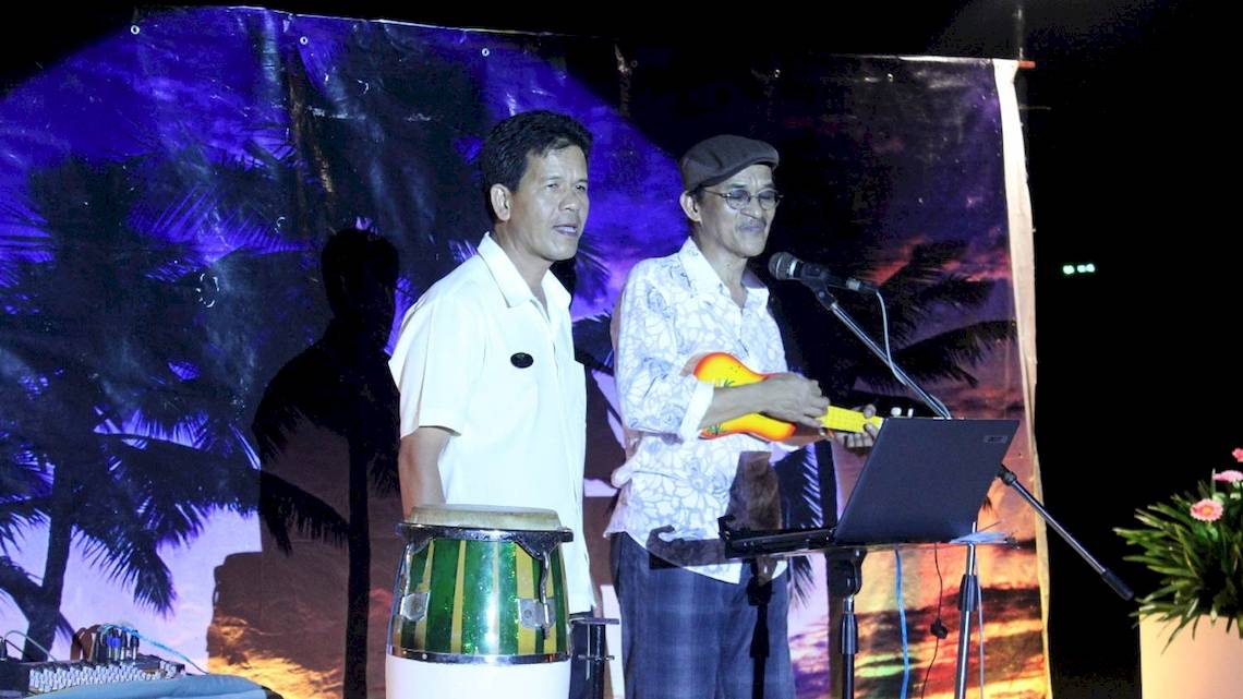 Zwei Männer auf der Bühne mit Instrumenten beim Banana Fan Sea Resort.