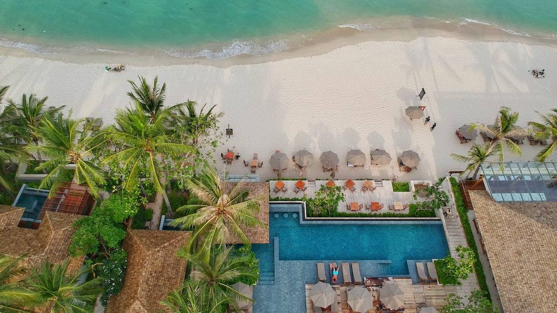 Luftaufnahme des Banana Fan Sea Resorts, Strand, Palmen und Swimmingpool