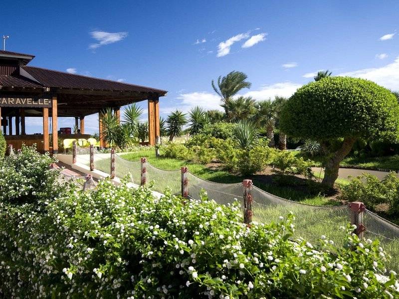 Außenbereich des Sahara Beach AquaPark Resorts mit Pavillon und umliegenden Pflanzen.
