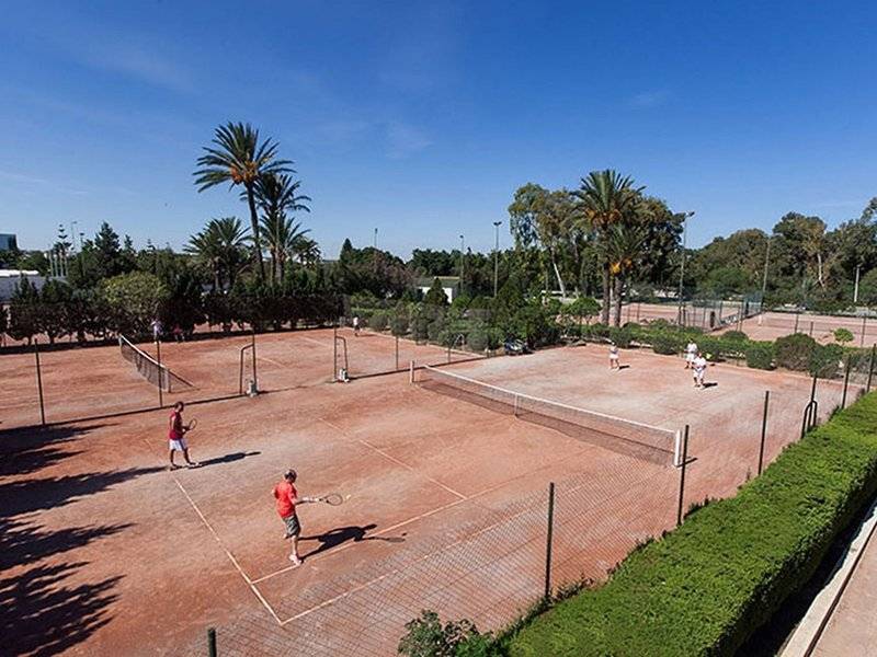 Tennisplätze im Sahara Beach AquaPark Resort bei klarem Wetter