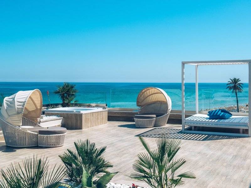 Außenterrasse des Iberostar Selection Kuriat Palace mit Blick auf das Meer und Palmen