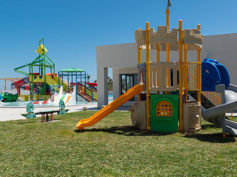 Spielplatz des Iberostar Selection Kuriat Palace Hotels mit Rutschen und Wasserrutschen