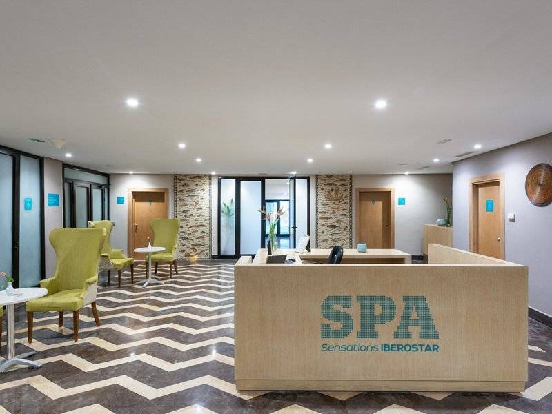 Empfangsbereich des SPA im Iberostar Selection Kuriat Palace mit geschwungenen Möbeln und einem großen SPA-Schriftzug.