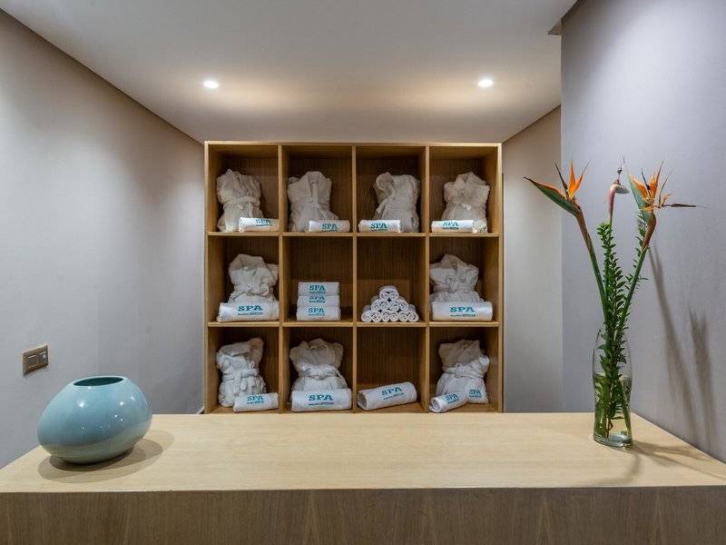 Spa-Bereich im Iberostar Selection Kuriat Palace mit Regalen voller weißer Handtücher und Bademänteln.
