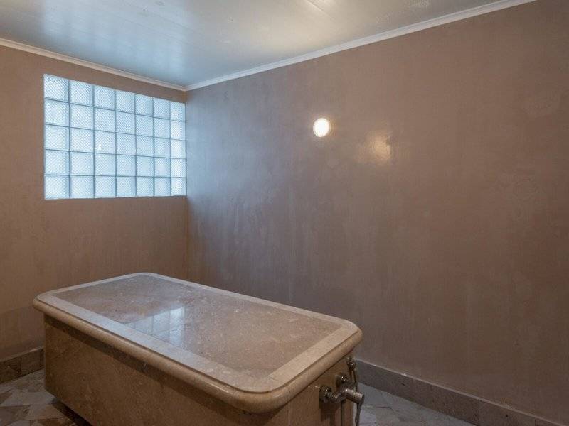 Badezimmer im Iberostar Selection Kuriat Palace Hotel mit Marmorbadewanne und Fenster