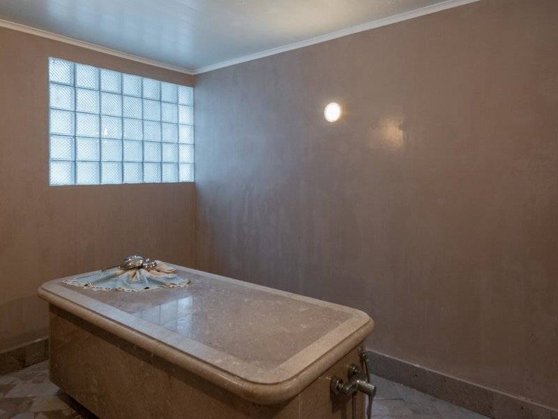 Badezimmer mit Badewanne im Iberostar Selection Kuriat Palace Hotel